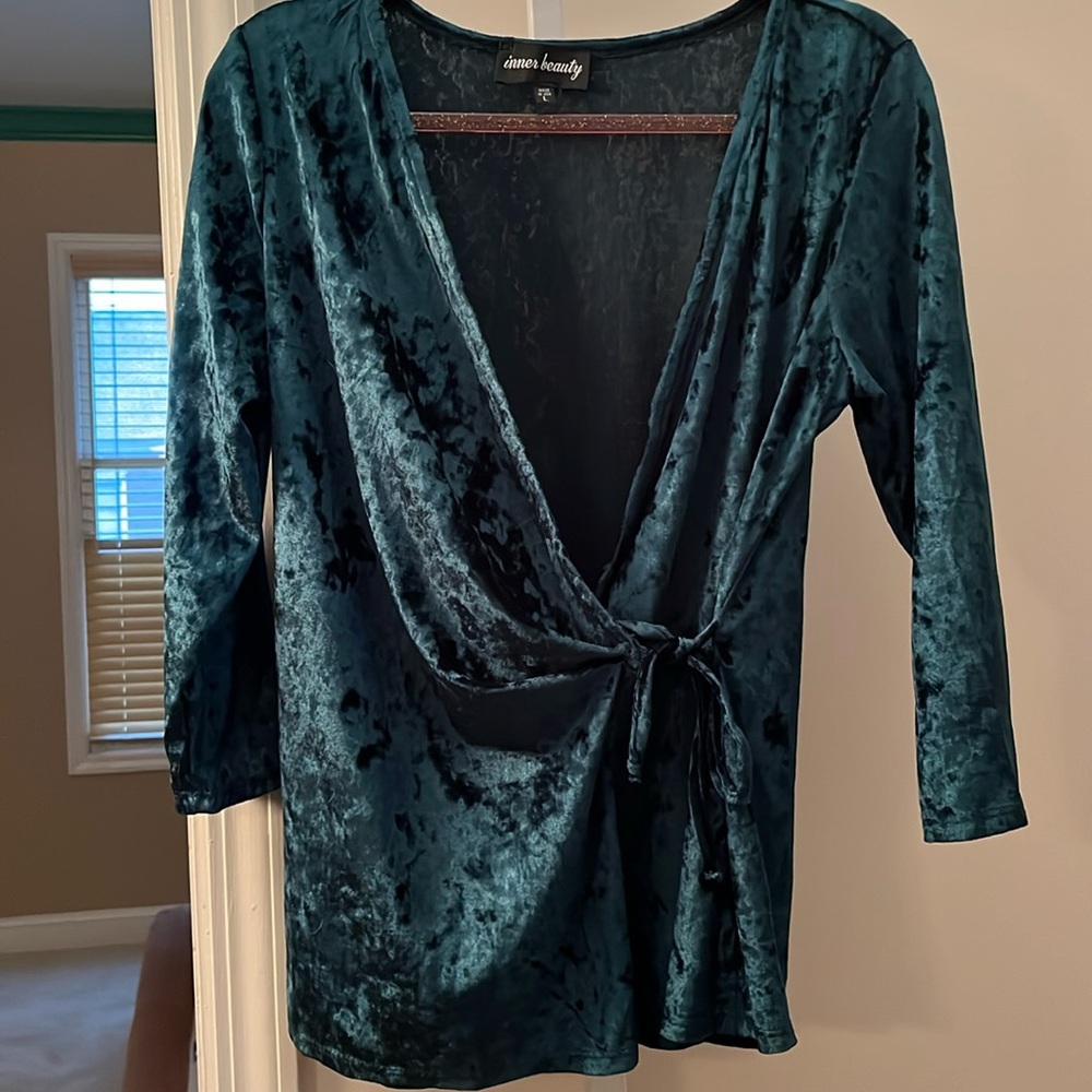 INNER BEAUTY LONG SLEEVE GREEN VELOUR WRAP TOP. SIZE LARGE.